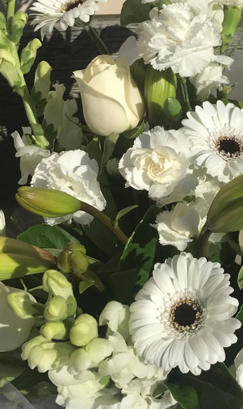 FLORIST CHOICE Arrangement Whites